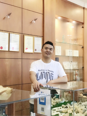 燕窝是爱情的见证,失去伴侣的公金丝燕也会独自筑巢。